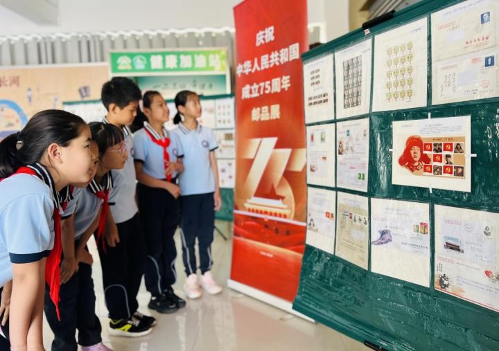 威海市北竹島小學(xué)舉行“方寸伴我行，祖國(guó)在心中”紅色主題郵展