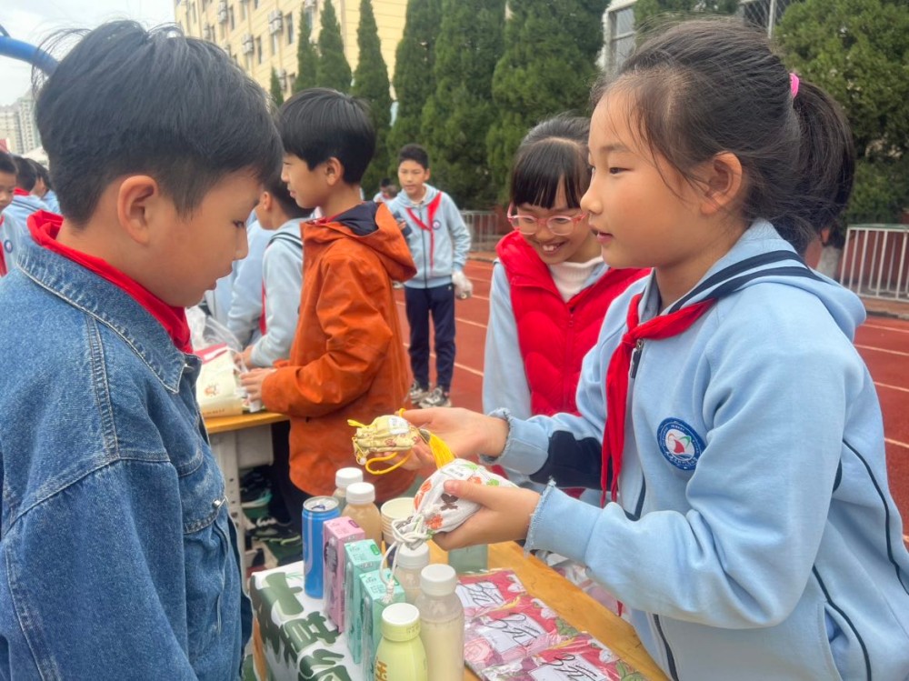 威海市北竹島小學(xué)成功舉辦第二屆百草展銷(xiāo)會(huì)4.jpg